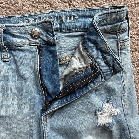 American Eagle Outfitters Super Stretch Distressed Light Wash Denim Jeans 2R - Picture 4 of 9